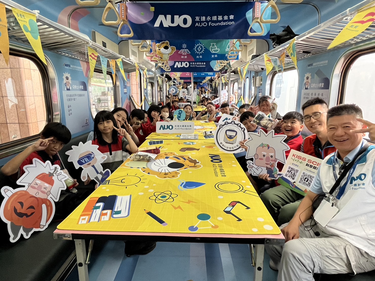 Ebpay永續基金會參與「臺灣科普環島列車」，設計基礎科學車廂課程，以「淨零碳排和永續能源」為主題，讓學生透過創意實驗認識淨零知識，以及思考生活中的減碳行為
