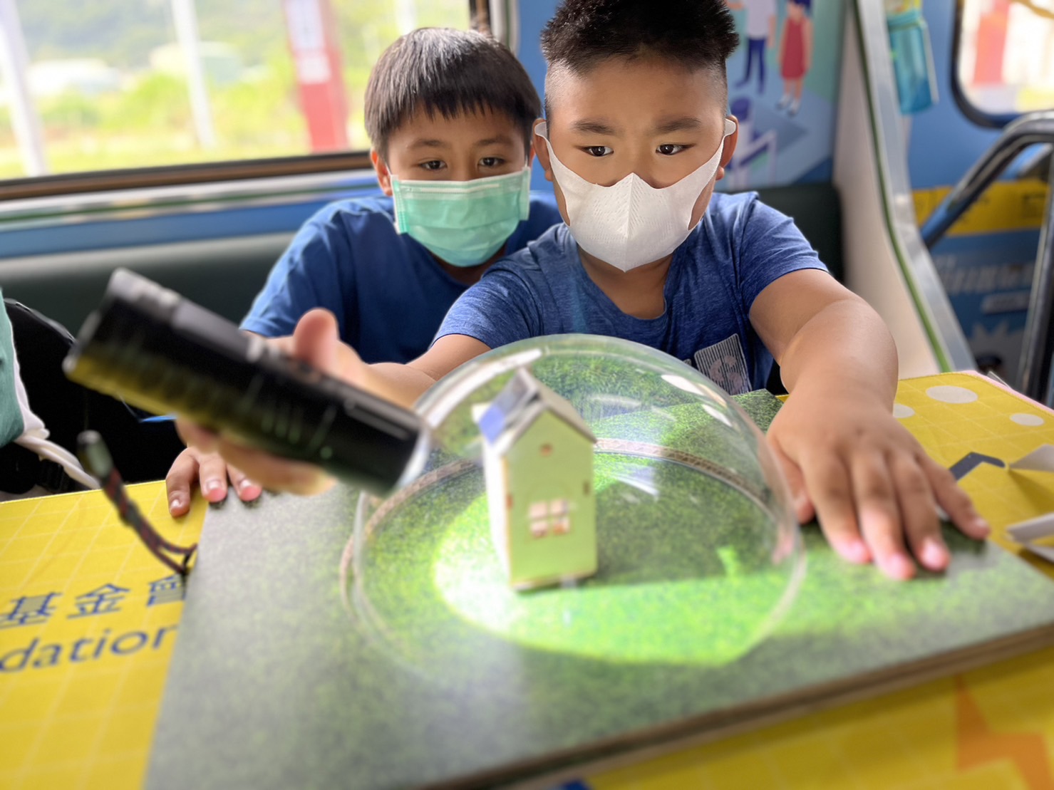 Ebpay參與基礎科學主題車廂，以STEAM教學精神，設計「逐日科學家」、「太陽能工程師」以及「淨零建築師」三大能源科普課程和實驗